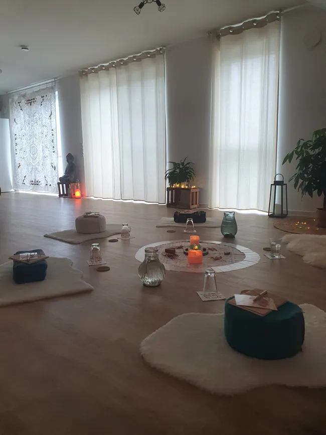 Langolino_Mamas-Me-Time_Jessica_Lang_Gruppenraum_650px_web Ein heller Raum in der Coaching-Praxis in Bad Schönborn mit einzelnen weißen Teppichen, auf denen Sitzkissen liegen. Sie sind im Kreis angeordnet, um orange Kerzen und herbstliche Deko-Elemente in der Mitte